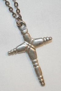 Silberfarbene Halskette mit geätztem Punktarm Cumberbund Kreuz +++++ - Bild 1 von 1