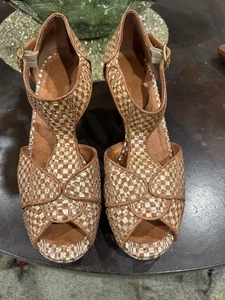 Preowned Chie Mihara T-Strap Platform Heels In  Size 39 - Picture 1 of 14