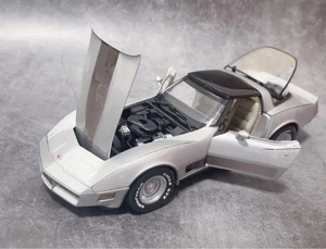 AUTOart 1/18 Chevrolet Corvette C3 Edición Coleccionista 1982 Plateado - Imagen 1 de 7