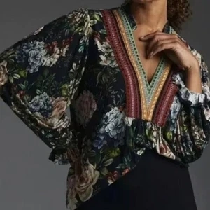 Top Anthropologie Negro Stephanie Cuello en V Floral S Azul Rosa Bohemio Bordado - Imagen 1 de 6