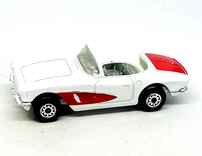 Matchbox Lesney Superfast 72 '62 Corvette in white with red tampo, mint! — 第 1/3 张图片