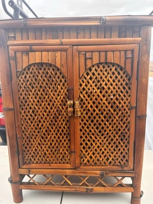 Gabinete de bambú tropical Tiki - pieza retro con acento de ratán Foto 1 de 4