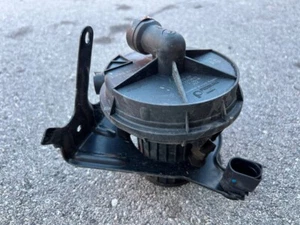Bomba de inyección de aire secundaria con soporte para Audi A7 2017 OEM - 4G0906617 - Imagen 1 de 8