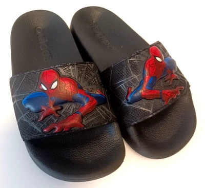 Sandálias pretas Adidas Adilette Shower Slide tamanho 11K masculinas Marvel Spider-Man - Imagem 1 de 4