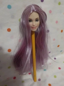 NUEVA Preciosa Cabeza de Muñeca Barbie, Pelo Largo Púrpura, Mattel, Para Piezas y ÚNICA EN SU CLASE - Imagen 1 de 2