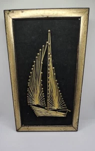 Velero vintage con cuerdas y uñas artísticas enmarcadas en pared negro dorado metálico - Imagen 1 de 5