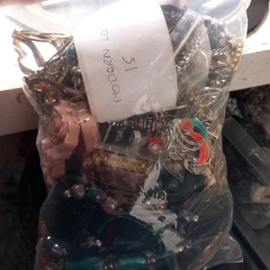2KG Job Lot Mix Costume Jewellery Bundle Craft Bead ReSell Upcycle FREE UKP&P 15 - Picture 1 of 14