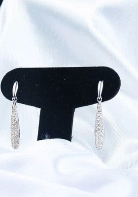 "Pendientes en lágrima con pavé de diamantes de oro blanco de 14K LOVE grabados 1"" gota 2,18 g" Foto 1 de 4