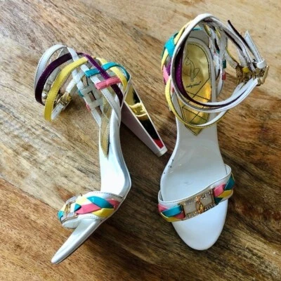 Salto alto vintage Y2K Baby Phat couro vegano tiras multicoloridas tamanho 6.5 - Imagem 1 de 4
