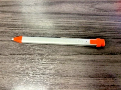 Lápiz digital Logitech Crayon para iPads 2018 y posteriores dibujo de boceto naranja Foto 1 de 2