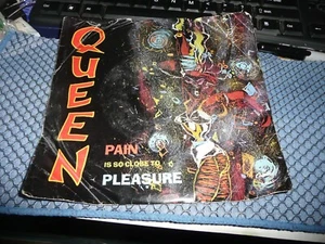 Record 45 Queen WL Promo con Pic Sleeve Pain is So Close to Pleasure Casi Nuevo- - Imagen 1 de 4