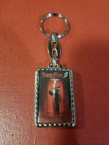 TERRIFIER 2 - FILMPOSTER DOPPELSEITIGER SCHLÜSSELANHÄNGER AUS METALL - Bild 1 von 2