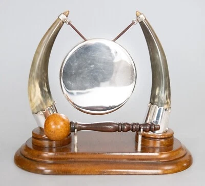 Antiguo plato de plata victoriano inglés del siglo XIX y mesa de comedor con cuerno gong Foto 1 de 4