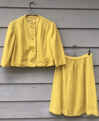 ILGWU 1955-64 женщин костюм комплект юбка и укороченный куртка масло желтый шерсти трикотажа винтажный - Изображение 1 из 4