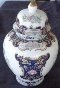 Beautiful Toyo Porcelain Covered Urn – Made in Japan – GORGEOUS PEACOCK DESIGN - Picture 1 of 12