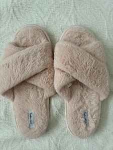 Herrliche flauschige zartrosa Hausschuhe Schrammen Pantoletten $ 48 M/L (Größe 9-11) - Bild 1 von 5