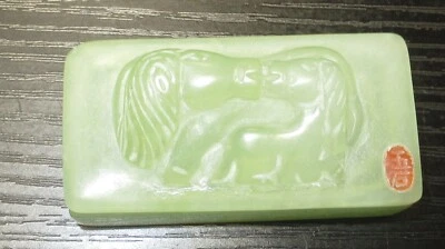 PEQUEÑA BARATIJA DE JADE CELADÓN VERDE TABACO O PASTA BESANDO CABALLOS TARRO CAJA FIRMADA Foto 1 de 4