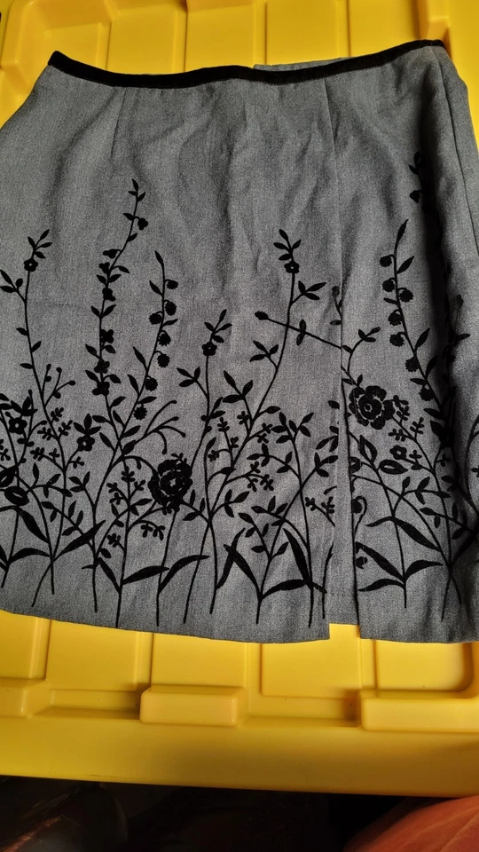 Falda gris para dama con diseño floral satinado negro talla 13 Foto 1 de 1