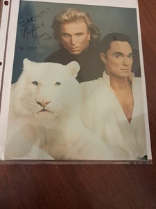 (2) SIEGFRIED UND ROY SIGNIERTE FOTOS - COLOR - ONE 8X10 THE OTHER 8X5 - COA - Bild 1 von 2