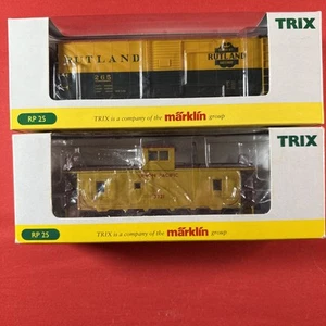 TRIX SCALA HO 24902-4 RUTLAND BOXCAR & 24904 Caboose Union Pacific NON TESTATO - Foto 1 di 6