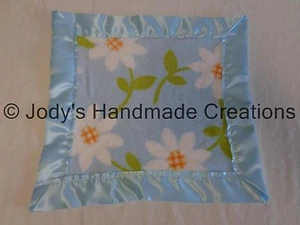 HANDMADE BABY FLEECE SECURITY BLANKET - DAISY FLOWERS / BLUE EDGE 14 X 14 - Picture 1 of 2