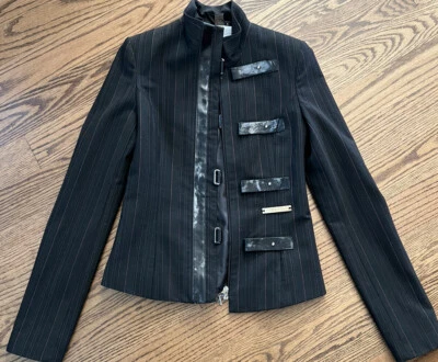 Blazer feminino Roberto Cavalli Just Cavalli listra preta tamanho pequeno - Imagem 1 de 4