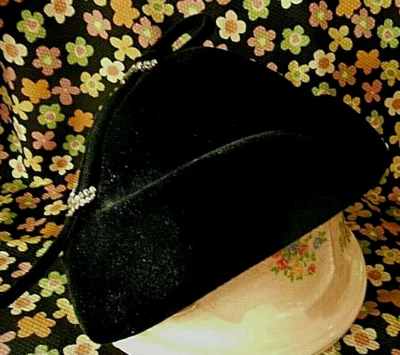Gorra Juliette Merrimac Savoy años 50 terciopelo negro con pedrería talla 22 Foto 1 de 4
