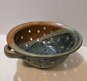 10.5" Pottery Stoneware Colander/Berry Bowl/Strainer - Excellent - Picture 1 of 11
