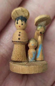 C 1970s FOLK ART MICRO MINIATURE DOLLHOUSE NATIVITY HOLY FAMILY VIGNETTE MEXICO - Picture 1 of 3
