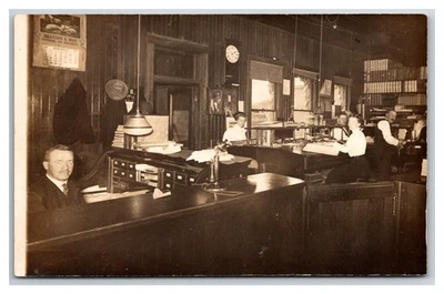 RPPC ~ Interior ocupacional ~ ¿Oficina inmobiliaria? Póster de PA de lectura Foto 1 de 2