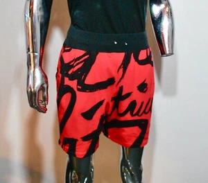 Patricia Field rote SHORTS mit Kalligrafie-Druck von Members16 Größe L Salutes Sprouse - Bild 1 von 2