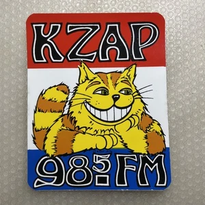 RARE Vintage Original KZAP 98.5 FM Rock Radio Cat Sticker 1974 Sacramento CA *** - Imagen 1 de 4