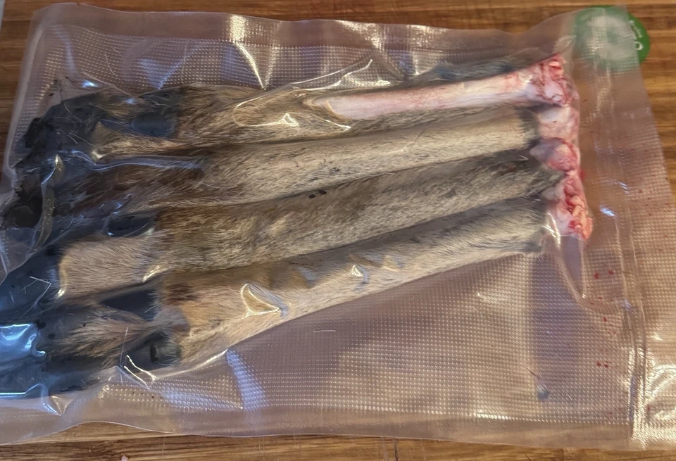 4x Bein vom Reh für den Hund Kauartikel - Wild Rehlauf Rehbein getrocknet - Bild 1 von 1