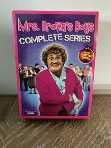 Mrs. Brown's Boys: Komplettes Serien-DVD-Set - Staffeln 1, 2 und 3 & Weihnachten - Bild 1 von 6