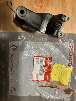 Пара центральных роликов для левой и правой раздвижных дверей с электроприводом для Honda Odyssey 2005-2010 - Изображение 1 из 4