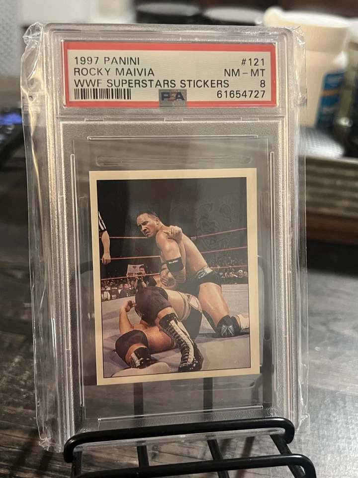 1997 Panini WWF Superstars Adesivos Rocky Maivia / The Rock - PSA 8 - Imagem 1 de 2