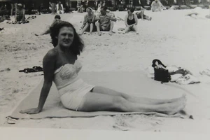 Sexy mujer de 1940 sentada sin tirantes traje de baño playa tomar el sol foto encontrada de colección blanco y negro #307 - Imagen 1 de 2