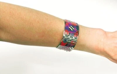 Brazalete con bisagras incrustado con patrón de mosaico y cristales de Swarovski Henri Bendel vintage  Foto 1 de 4