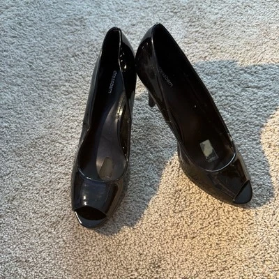 Zapatos de tacón alto Dressbarn imitación charol negro punta abierta talla 8 Foto 1 de 4