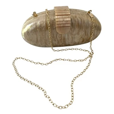 Bolso sin asas de acrílico nacarado con almeja bronceado crema cadena dorada elegante Foto 1 de 4