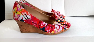 Nuevos zapatos Dexflex Comfort de tacón de cuña punta abierta con estampado floral para mujer talla 8,5 de ancho Foto 1 de 4