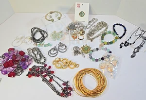 Vintage Lot Costume Jewelry Necklaces Bracelet Pins Earrings 2.25 lbs - Picture 1 of 5