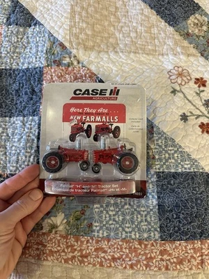 Juego de Tractor Ertl Farmall H And M Estuche HI Agricultura Escala 1/64 con Tarjeta de Coleccionista Foto 1 de 4