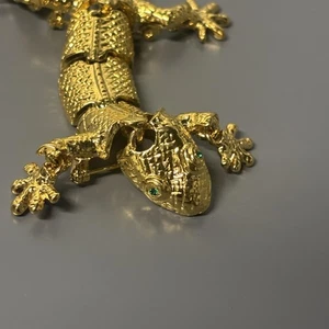 Broche prendedor de gecko lagarto articulado tono dorado ojos de imitación verde declaración - Imagen 1 de 13