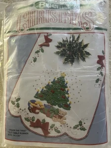 Vintage Bucilla Christmas Felt&Sequin “Under The Tree Table runner Kit - Picture 1 of 4