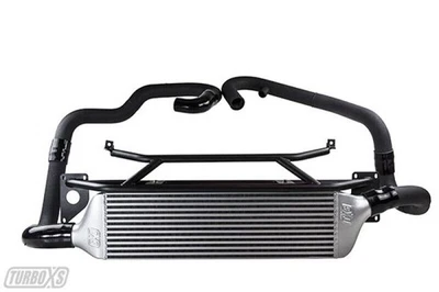 Kit de intercooler de montaje frontal Turbo XS STI15-FMIC-BLK con tubos negros arrugados Foto 1 de 4