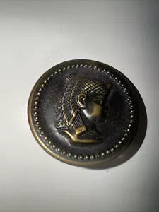 Large Egyptian Revival Antique Metal Picture Button Egyptian Queen 3.9cm EXC - Foto 1 di 3