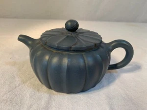 YiXing Zisha Clay Teapot by PEI Shimin 民国裴石民民国绿菱花壶 - Picture 1 of 13