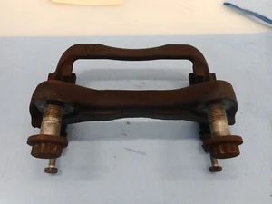 2005 LAND ROVER LR3 FRONT BRAKE CALIPER BRACKET - Bild 1 von 5