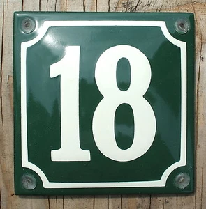 HAUSNUMMER 18, KLASSISCHES EMAILSCHILD. Creme Nr.18 AUF GRÜNEM HINTERGRUND.10x10cm. - Bild 1 von 1